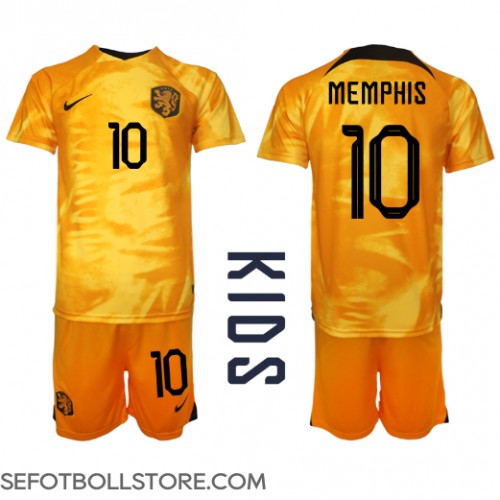 Nederländerna Memphis Depay #10 Replika babykläder Hemmaställ Barn VM 2022 Kortärmad (+ korta byxor)